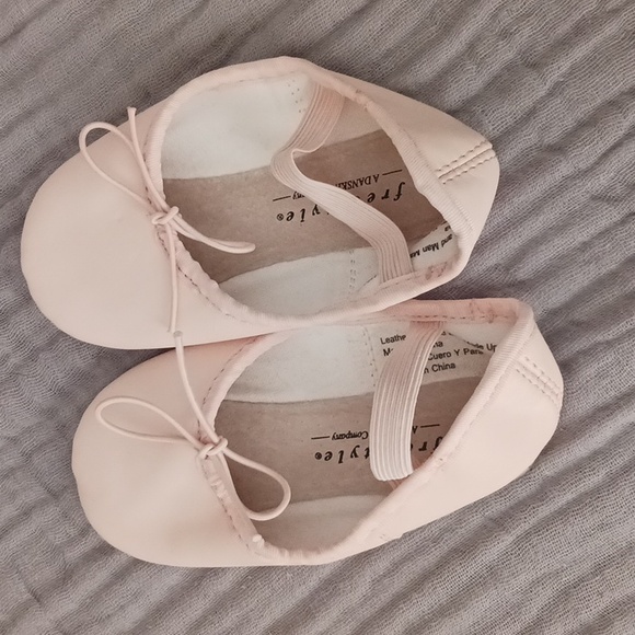 TODDLER GIRL LIGHT PINK BALLET SLIPPERS - Picture 1 of 2